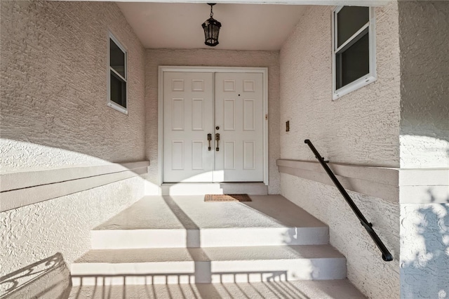 view of exterior entry with stucco siding