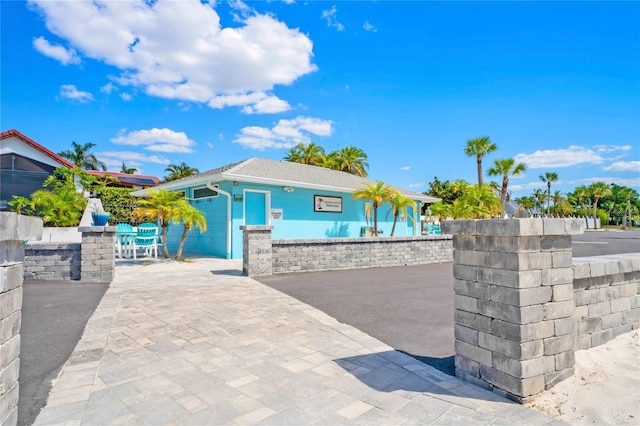 ranch-style home featuring driveway