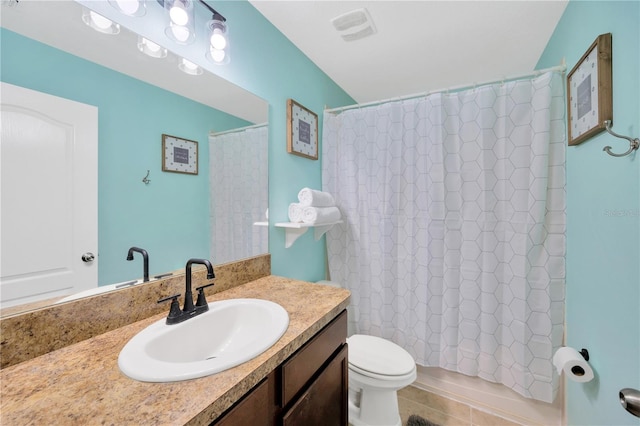 full bath featuring visible vents, vanity, toilet, and a shower with curtain