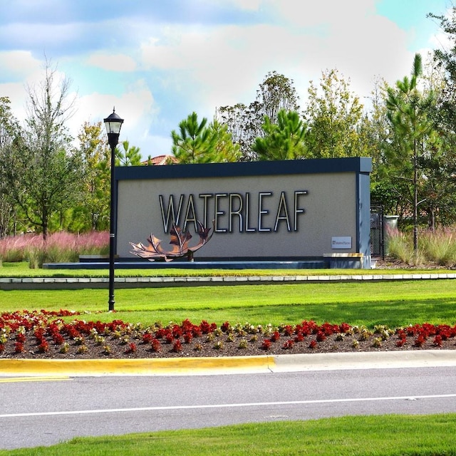 community / neighborhood sign featuring a lawn