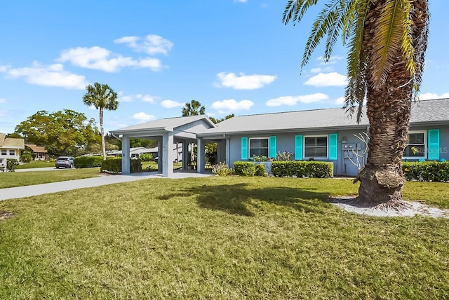 view of front of house with a carport and a front yard