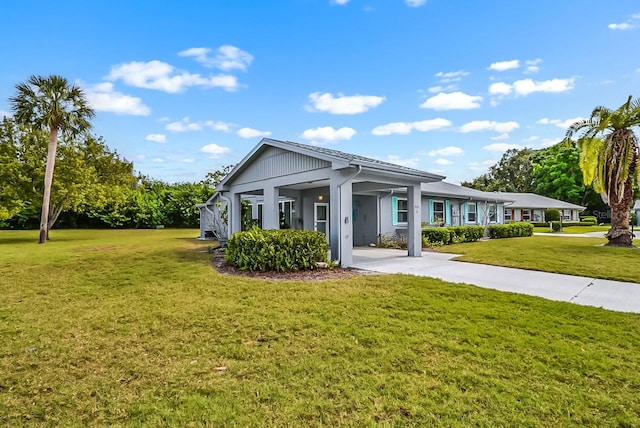 view of front facade with a front lawn