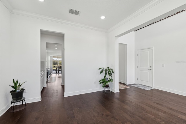 foyer entrance featuring dark wood finished floors, recessed lighting, visible vents, ornamental molding, and baseboards