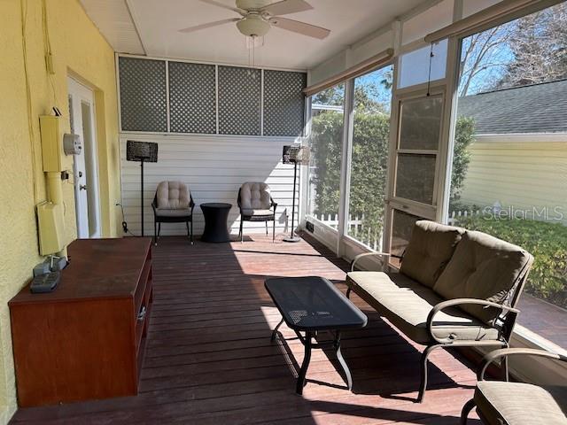 sunroom with ceiling fan