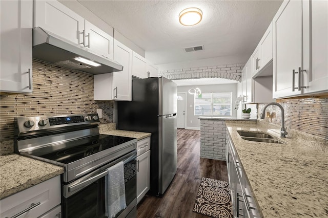 kitchen featuring visible vents, appliances with stainless steel finishes, dark wood-type flooring, under cabinet range hood, and a sink