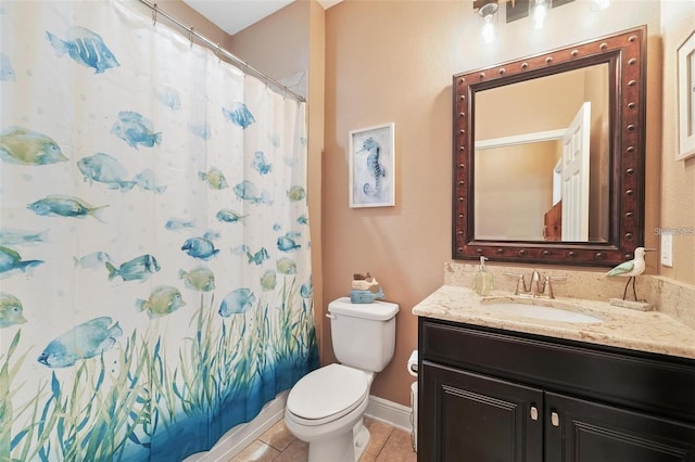 full bath featuring baseboards, a shower with shower curtain, toilet, tile patterned flooring, and vanity