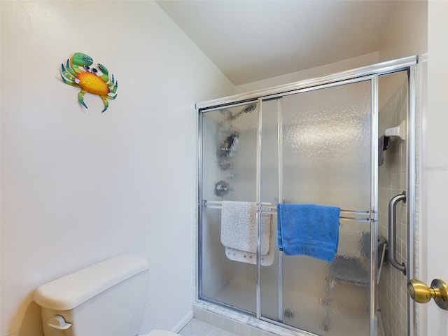 full bath featuring a shower stall and toilet