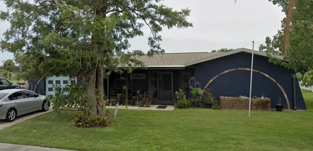 view of front facade with a front yard