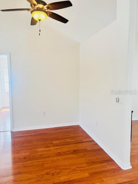 unfurnished room featuring light wood-style flooring, baseboards, and a ceiling fan