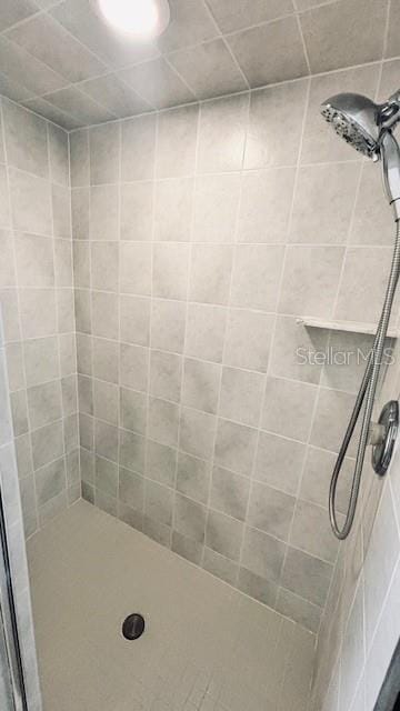 full bath featuring tiled shower