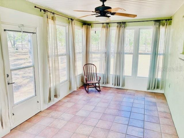 sunroom / solarium featuring a ceiling fan