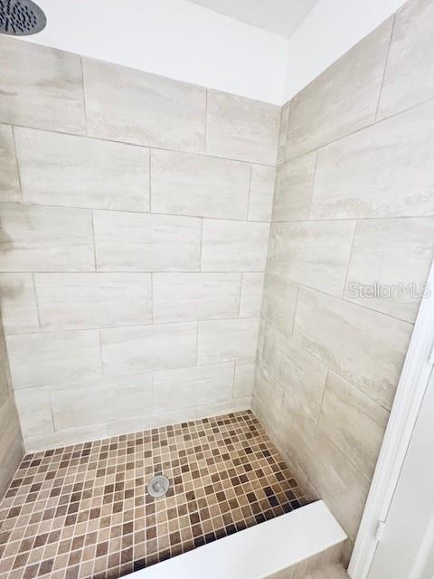 full bathroom featuring tiled shower