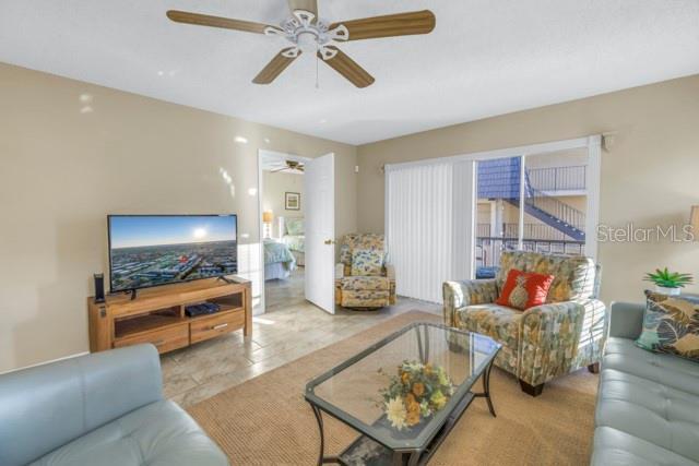 living area featuring ceiling fan