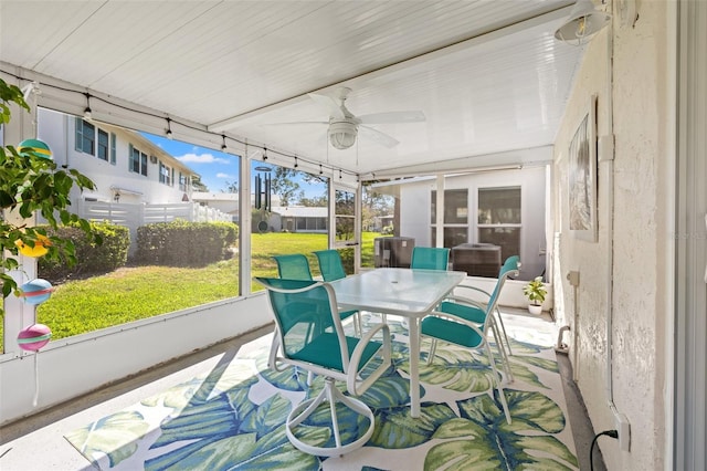 sunroom with ceiling fan