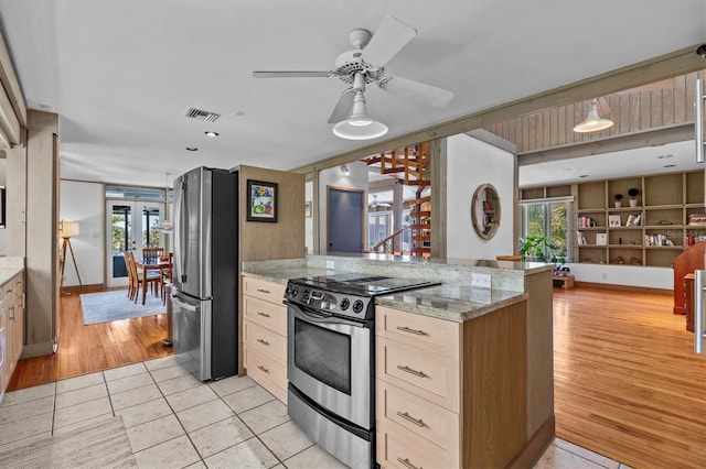 kitchen with stainless steel appliances, visible vents, plenty of natural light, and light wood-style flooring