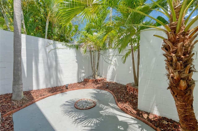 3101 W El Prado Blvd Unit B, Tampa, FL 33629 - fenced backyard with a patio area