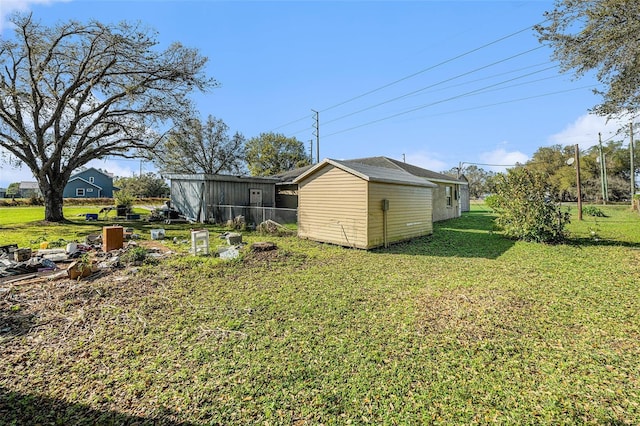 view of yard with an outdoor structure