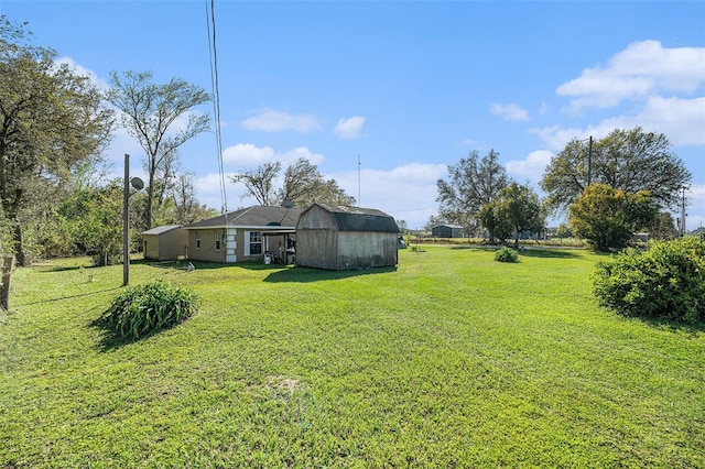 view of yard featuring an outbuilding and a barn