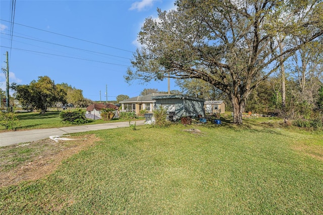 view of front of property with driveway and a front yard