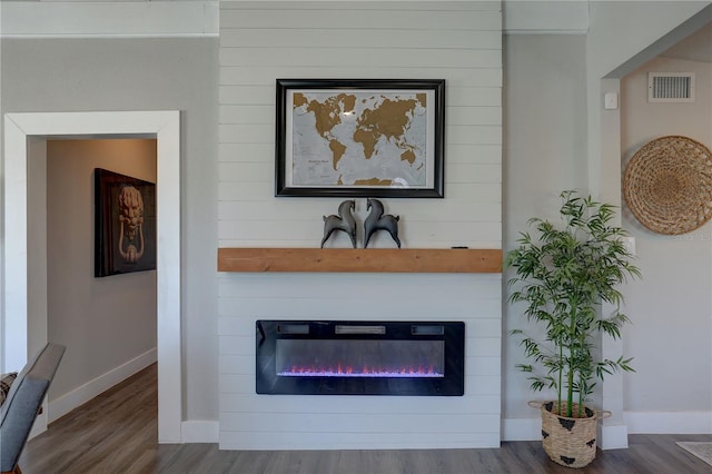 315 40th St S, Saint Petersburg, FL 33711 - details featuring a fireplace, wood finished floors, visible vents, and baseboards