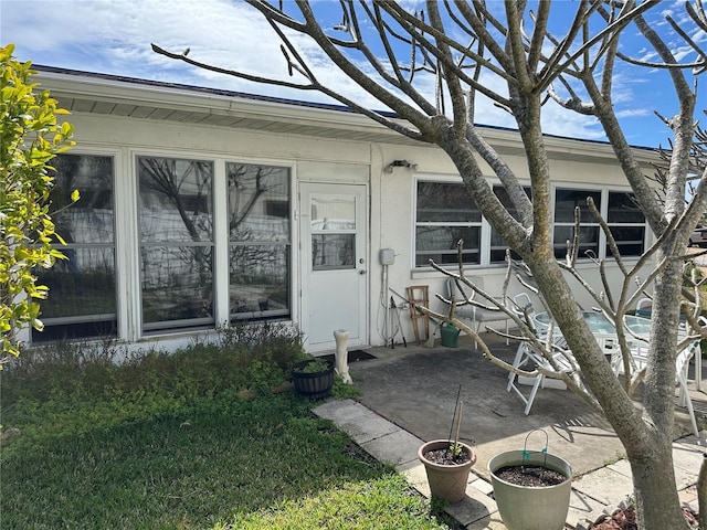 Listing photo 3 for 701 64th Ave, St Pete Beach FL 33706