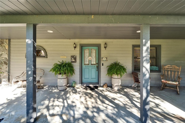 entrance to property featuring covered porch