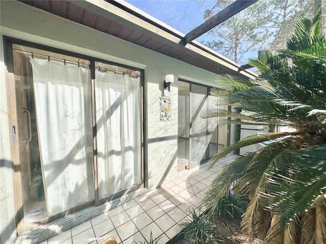 view of exterior entry with stucco siding