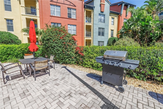 2402 W Azeele St Unit 423, Tampa, FL 33609 - view of patio featuring grilling area and outdoor dining area