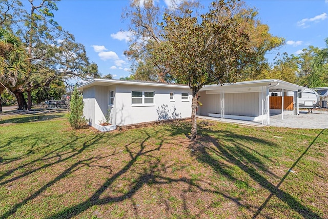 view of front facade featuring a front yard and fence