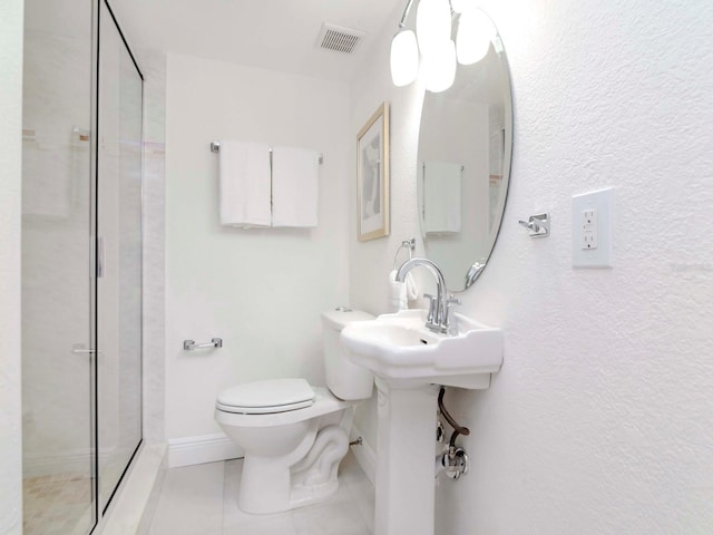 bathroom featuring toilet, a shower stall, visible vents, and baseboards