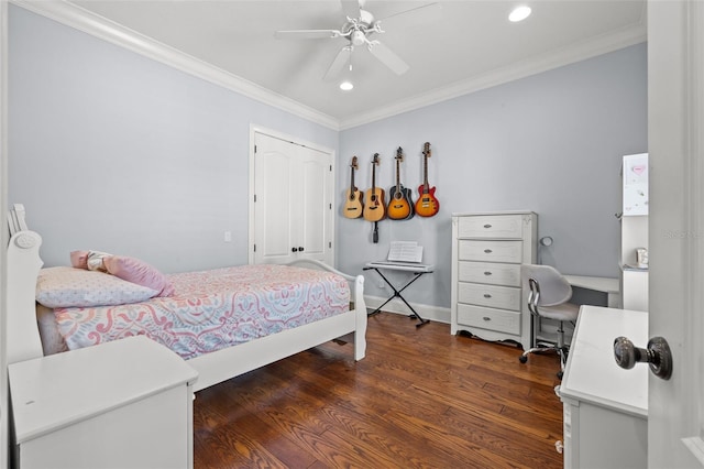 bedroom with recessed lighting, a ceiling fan, baseboards, dark wood-style floors, and crown molding