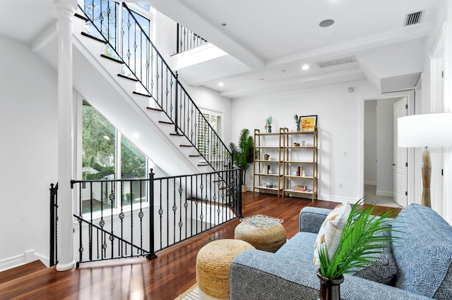 living area featuring baseboards, wood finished floors, visible vents, and recessed lighting