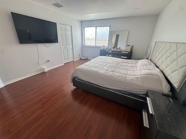 bedroom featuring recessed lighting, visible vents, baseboards, and wood finished floors