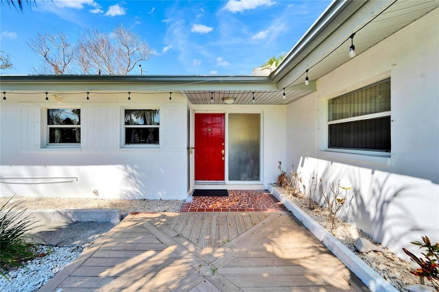 property entrance featuring stucco siding