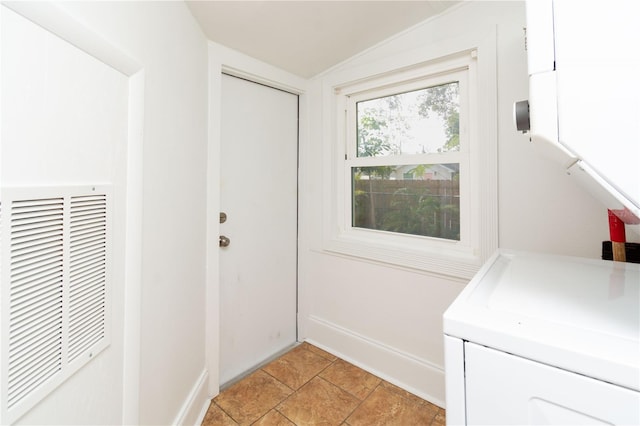 laundry area featuring laundry area, baseboards, visible vents, and washing machine and clothes dryer