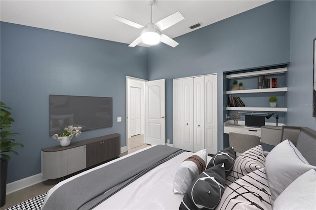 bedroom featuring a ceiling fan, a closet, visible vents, and baseboards