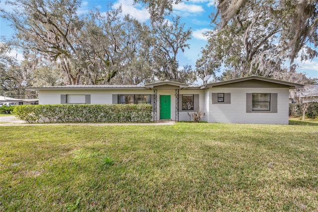 ranch-style home featuring a front lawn