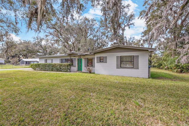 single story home featuring a front yard