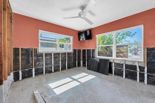 empty room featuring ceiling fan and speckled floor