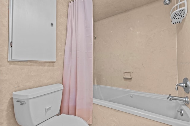 full bathroom with shower / tub combo with curtain and toilet