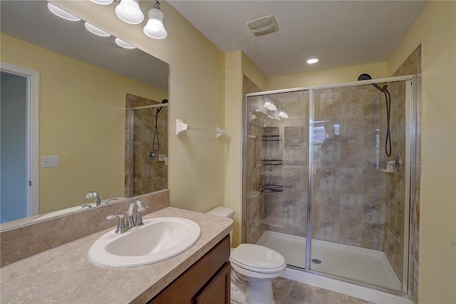 full bathroom featuring visible vents, toilet, a shower stall, and a textured ceiling