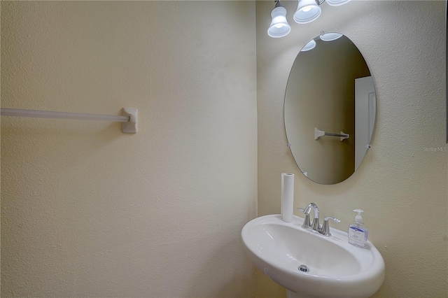 bathroom featuring a sink