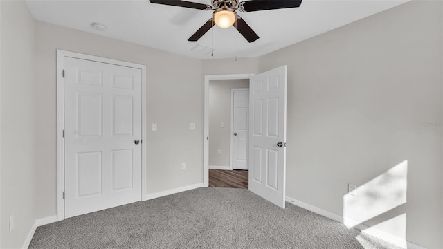 unfurnished bedroom featuring a ceiling fan, baseboards, and carpet flooring