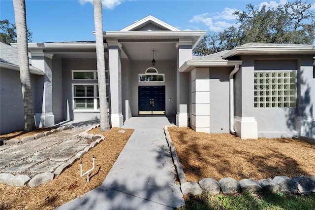 property entrance featuring stucco siding