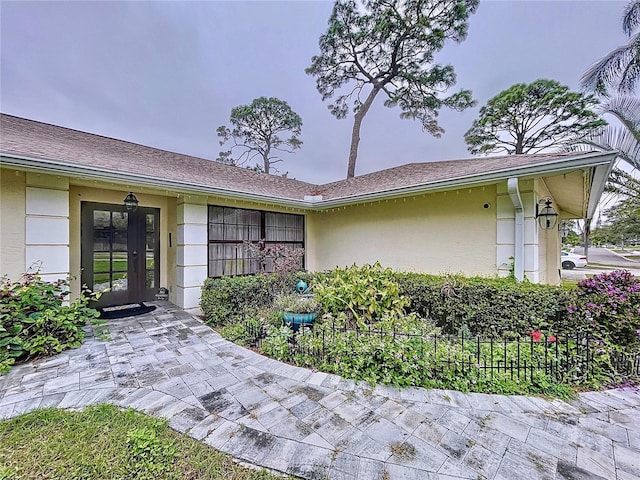 property entrance featuring stucco siding