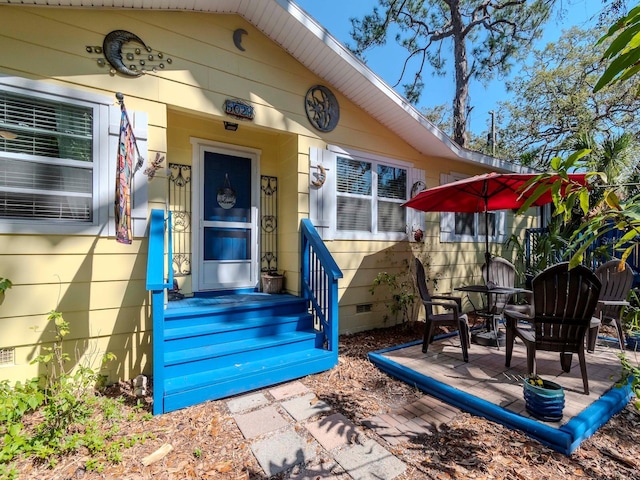 property entrance featuring crawl space