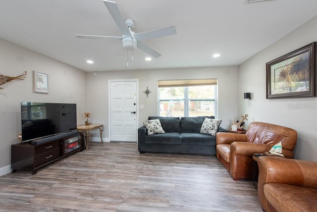 living room featuring light wood-style floors, ceiling fan, baseboards, and recessed lighting