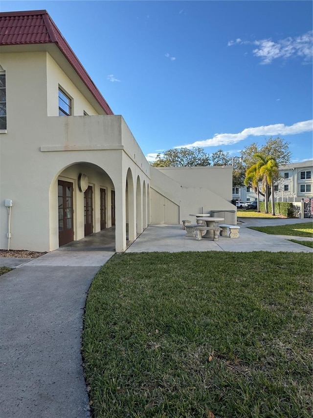 2700 Bayshore Blvd Unit 2308, Dunedin, FL 34698 - surrounding community featuring a lawn