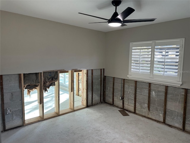 empty room with ceiling fan