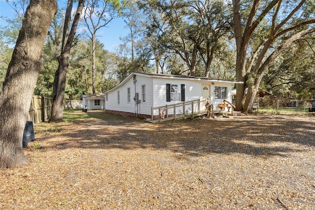 manufactured / mobile home featuring fence